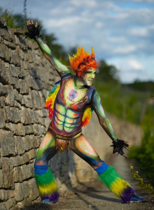 Alien als Walkact mit Bodypaint-Art - die außeridischen sind gelandet