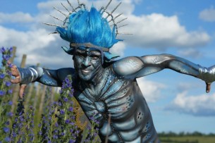 Alien als Walkact mit Bodypaint-Art - die außeridischen sind gelandet