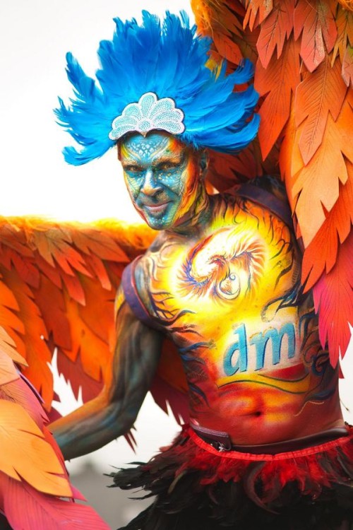 Feuervogel-Stelzen-Walkact mit Bodypaint-Art