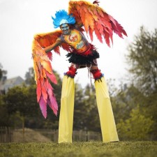 Feuervogel-Stelzen-Walkact mit Bodypaint-Art