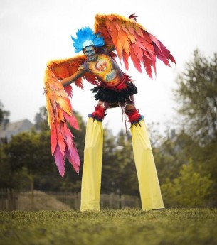 Feuervogel-Stelzen-Walkact mit Bodypaint-Art