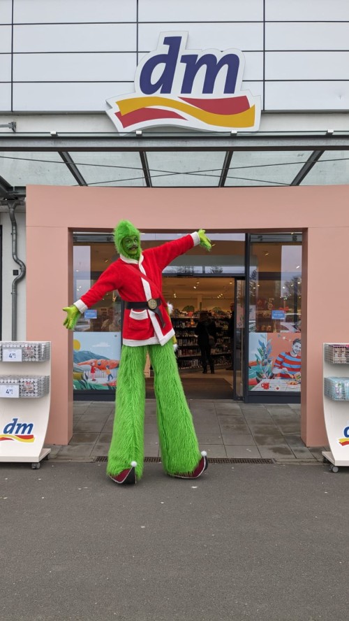 Mr. Grinch die Who's -Walkacts auch auf Stelzen