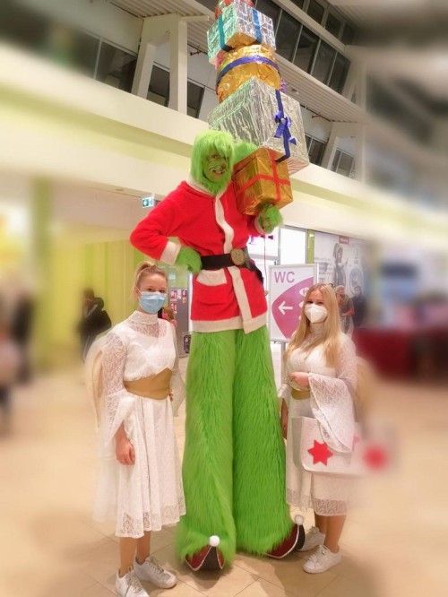 Mr. Grinch die Who's -Walkacts auch auf Stelzen