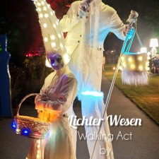 Die fantastischen Lichterwesen als Walkacts auch auf Stelzen