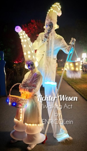 Die fantastischen Lichterwesen als Walkacts auch auf Stelzen