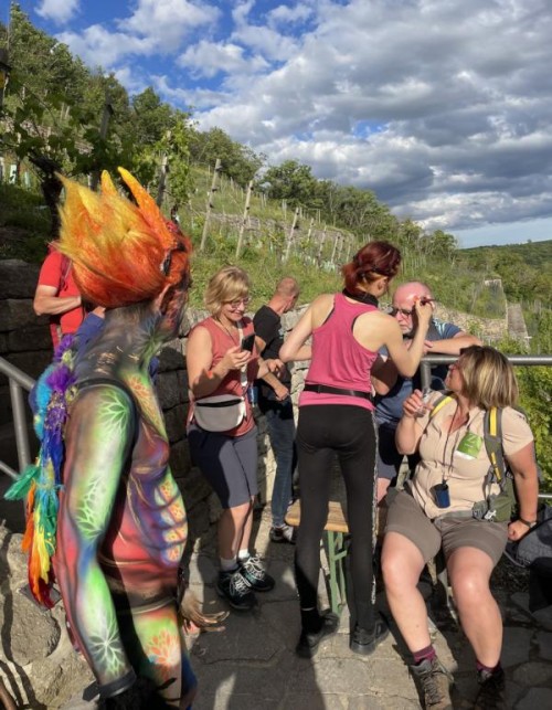 Alien als Walkact mit Bodypaint-Art - die außeridischen sind gelandet