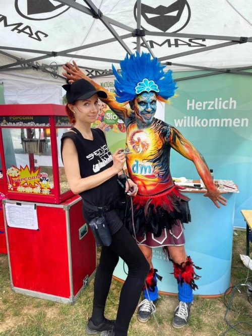 Feuervogel-Stelzen-Walkact mit Bodypaint-Art