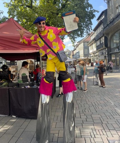 Crazy- Comedy-StelzenWalkact als Maler