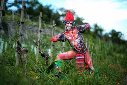 Alien als Walkact mit Bodypaint-Art - die außeridischen sind gelandet